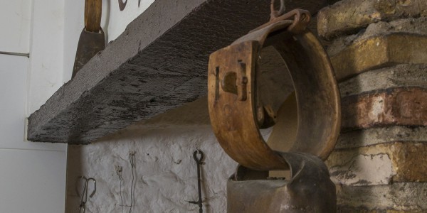 El racó de l´Àngel, la llar de la brasa al fons de la cuina
